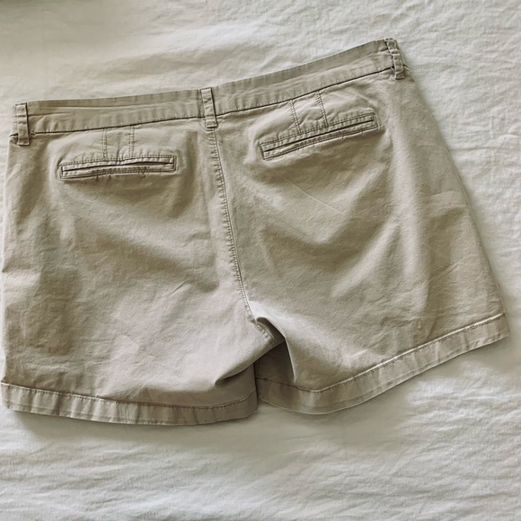 Old Navy khaki chino shorts 5” mid rise - Picture 3 of 3